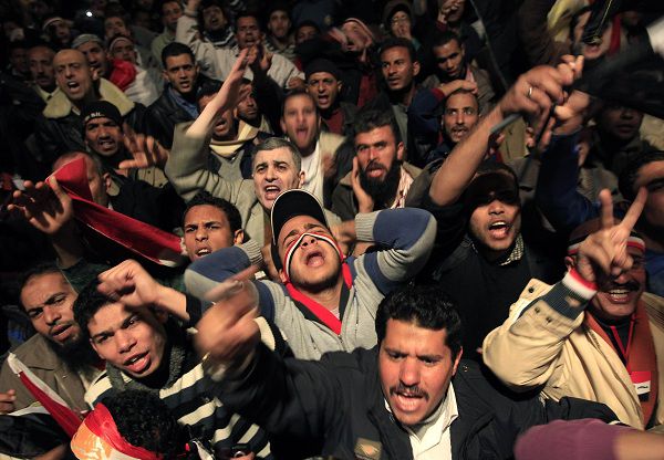 Egyptenaren roepen om het vertrek van president Mubarak op 10 februari op het Tahrir-plein. Een dag later treedt hij af.