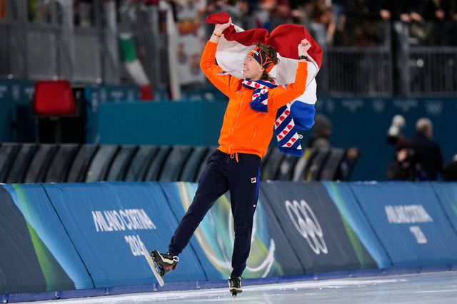 De Fries Jorrit Bergsma maakt nog even een ererondje met Nederlandse vlag en Friese sjaal voor een publiek dat zich gedroeg alsof Milaan even Heereveen was. 