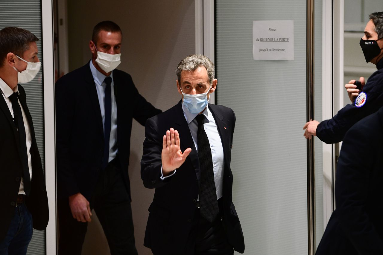 Oud-president Sarkozy verlaat de rechtbank.