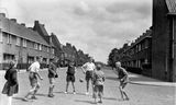 Spelende kinderen op straat in Utrecht, 1950. Nu leren we kinderen dat „de straat gevaarlijk is”, zegt hoogleraar Te  Brömmelstroet. „Dat ze daar eigenlijk niet mogen komen en al zeker niet mogen spelen.”