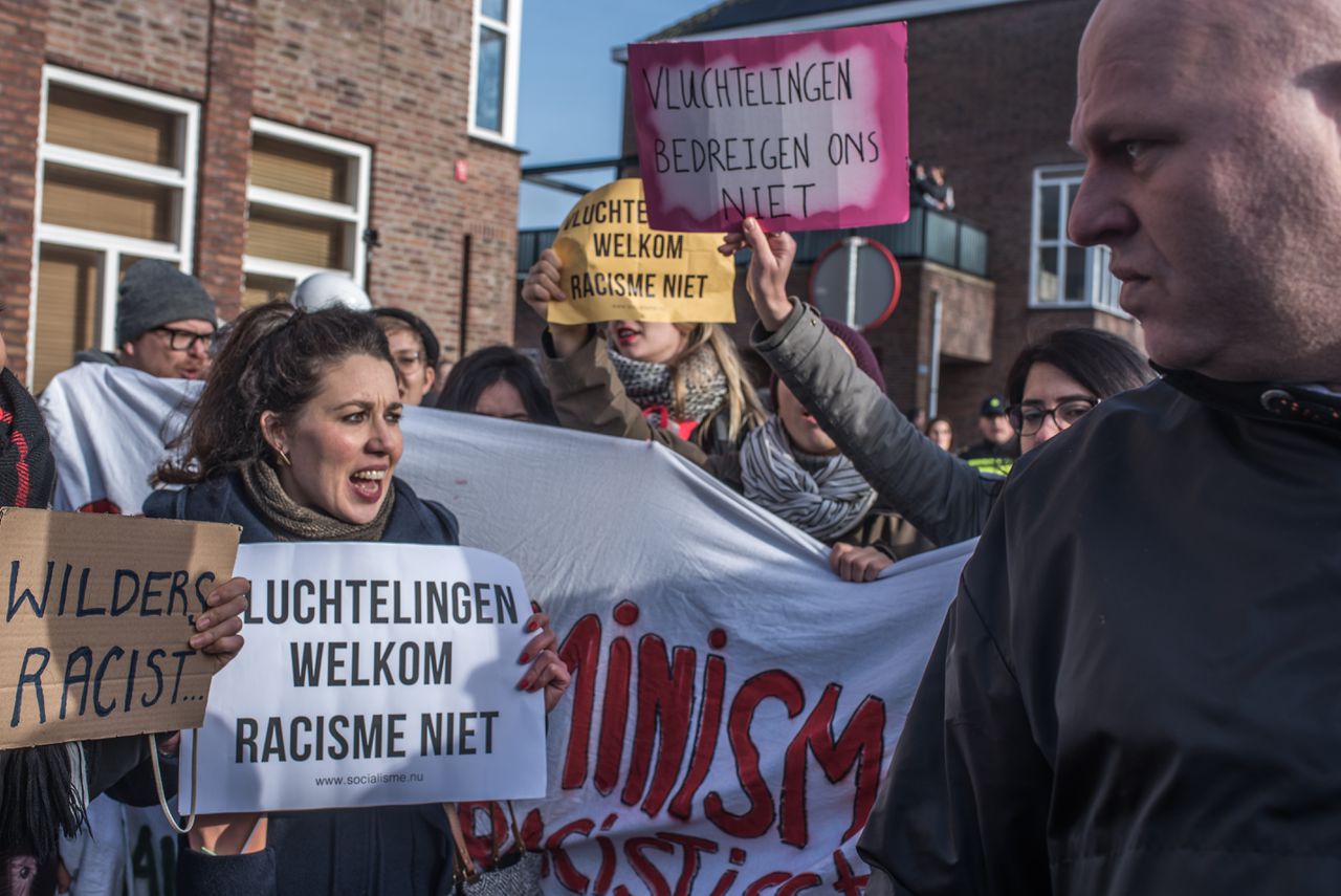 SPIJKENISSE - Vrouwen houden een tegendemonstratie op de Markt in Spijkenisse tijdens een actie van de PVV. PVV-leider Geert Wilders deelde daar verzetsspray uit, een initiatief na de massa-aanrandingen van vrouwen in Keulen. Foto Joris van Gennip/ANP