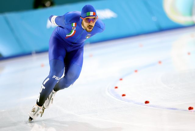Davide Ghiotto uit Italië in actie tijdens de 5.000 meter bij het langebaanschaatsen op de Olympische Winterspelen