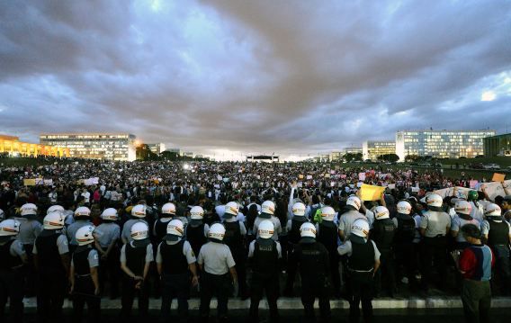 Duizenden studenten demonstreren in Brasilia.