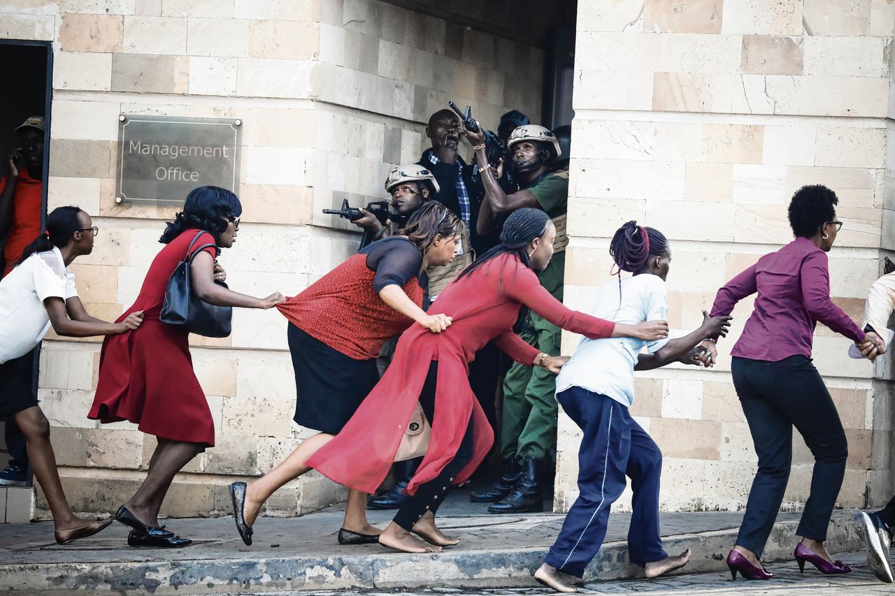 Tijdens de aanslag van Al-Shabaab op het Dusit hotelcomplex in Nairobi, rennen vrouwen voor hun leven.