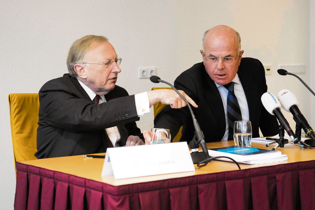 Tjibbe Joustra (links) en Hans Borstlap geven uitleg over hun onderzoek naar de Belastingdienst.