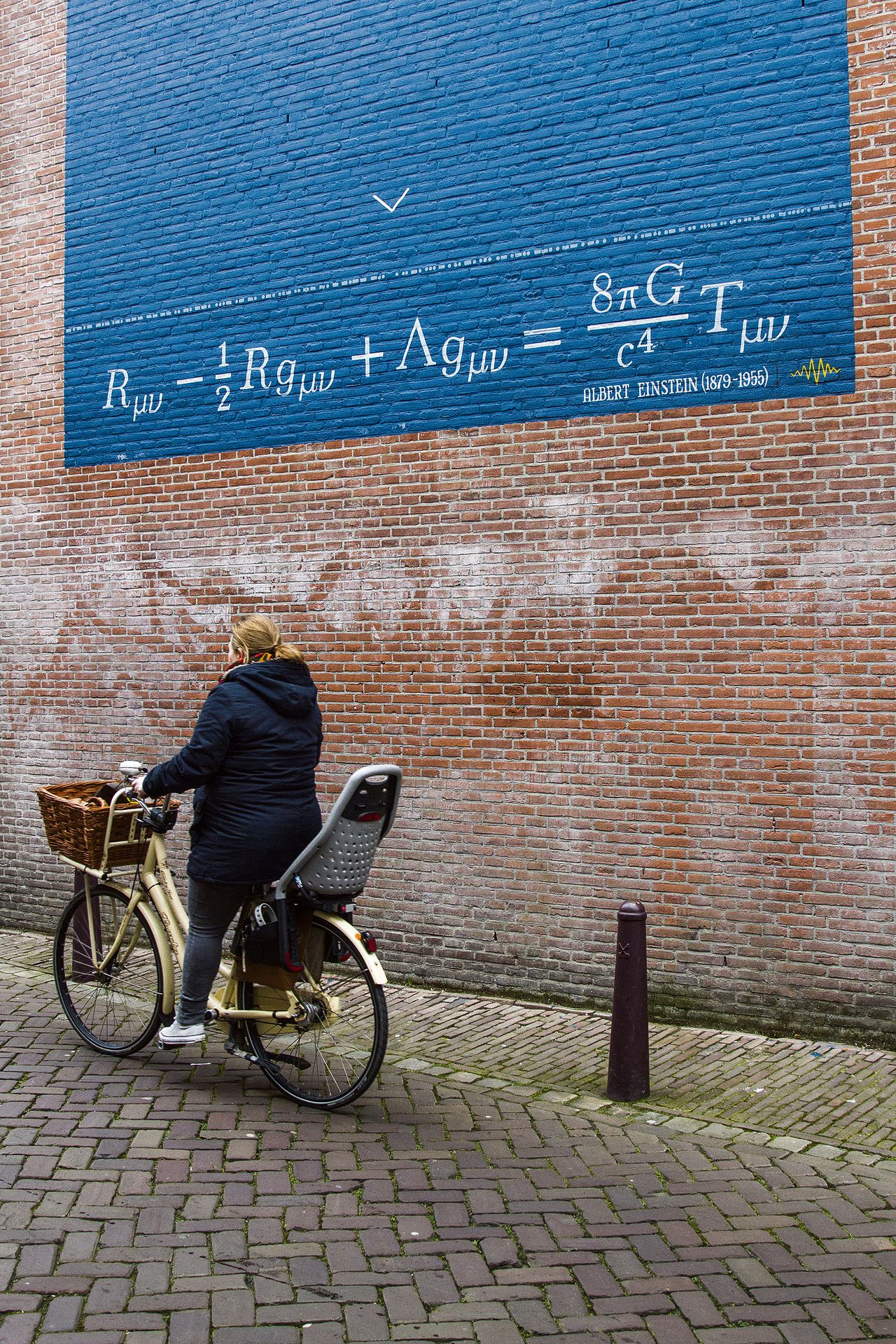 Een muur van het museum Boerhaave in Leiden, met Einsteins formule van de Algemene Relativiteitstheorie.