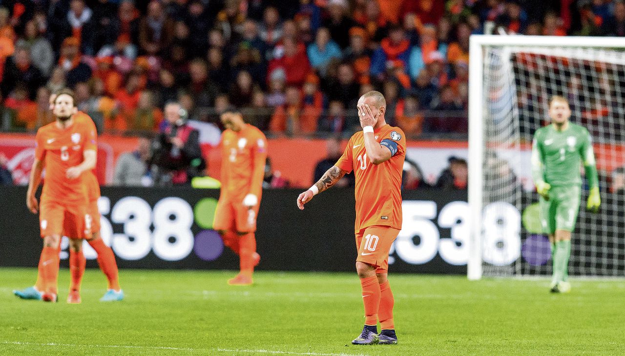 Wesley Sneijder baalt na de eerste goal van Tsjechië. De Tsjechen waren al geplaatst, maar voetbalden met de energie, klasse en het rendement dat Oranje ontbeerde. Foto ANP/KOEN VAN WEEL