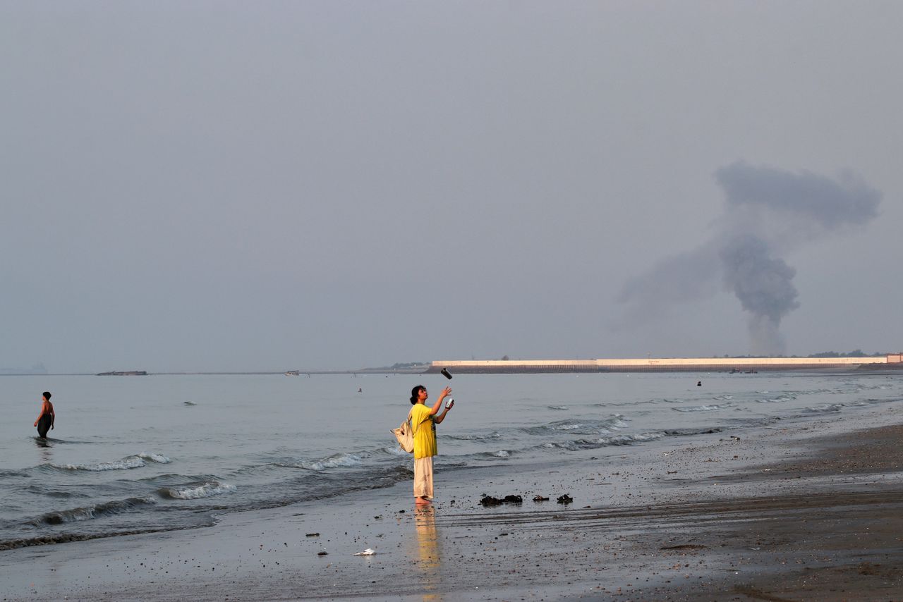 Middle East Conflict Flares Up; U.S. Drawn Into Strait of Hormuz Battle