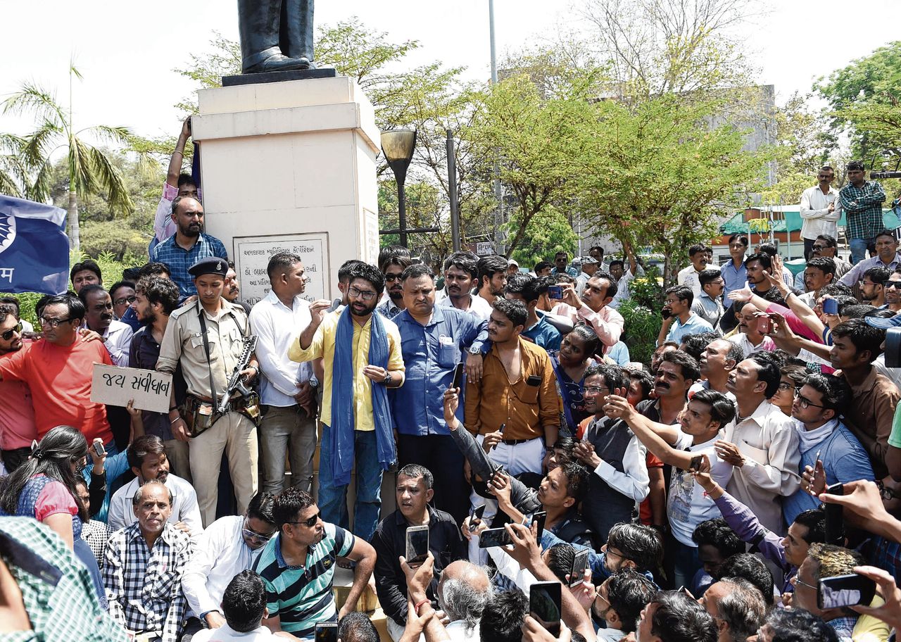 Activist en politicus Jignesh Mevani, op 2 april tijdens een massale protestbijeenkomst in de stad Ahmedabad.