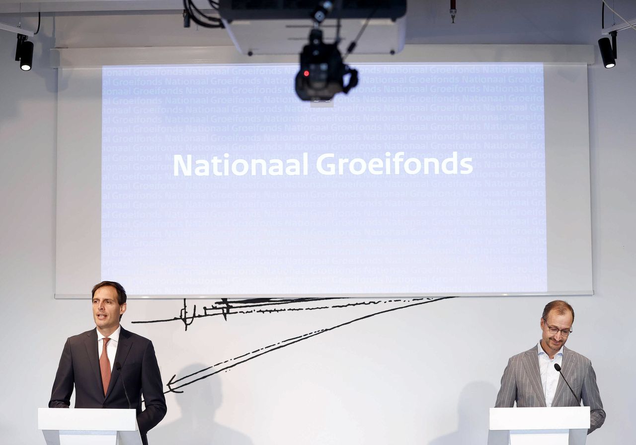 Ministers Wopke Hoekstra (links) en Eric Wiebes presenteren een investeringsfonds om economische groei te stimuleren.