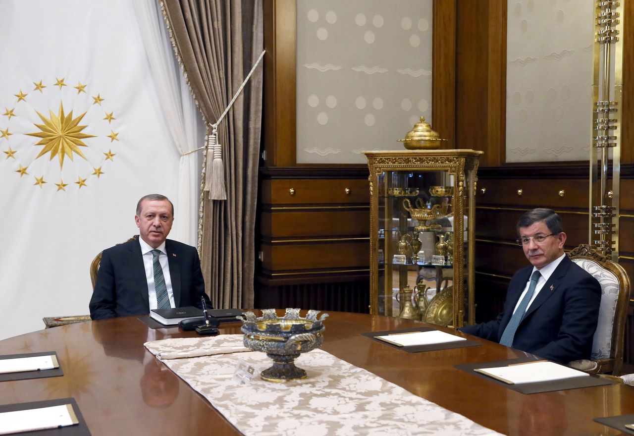 Erdogan en Davutoglu voor een crisisberaad in Ankara.