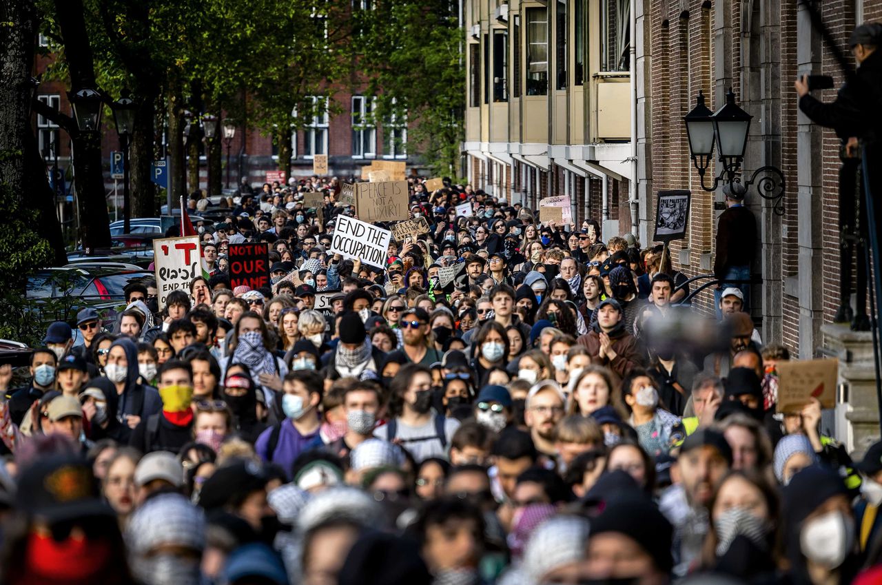 Paar duizend betogers verlaten Roeterseiland en lopen mars richting centrum 