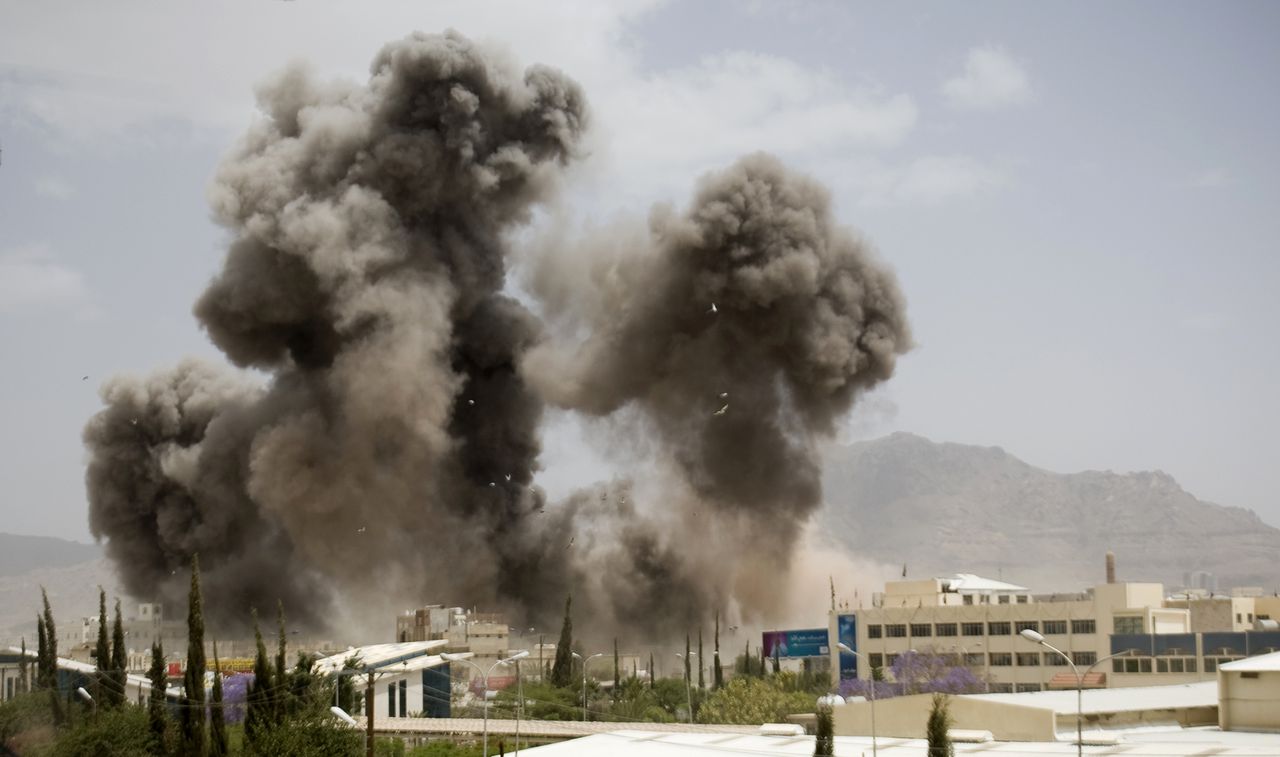 Archieffoto van een bombardement door Saoedi-Arabië op de Jemenitische hoofdstad.