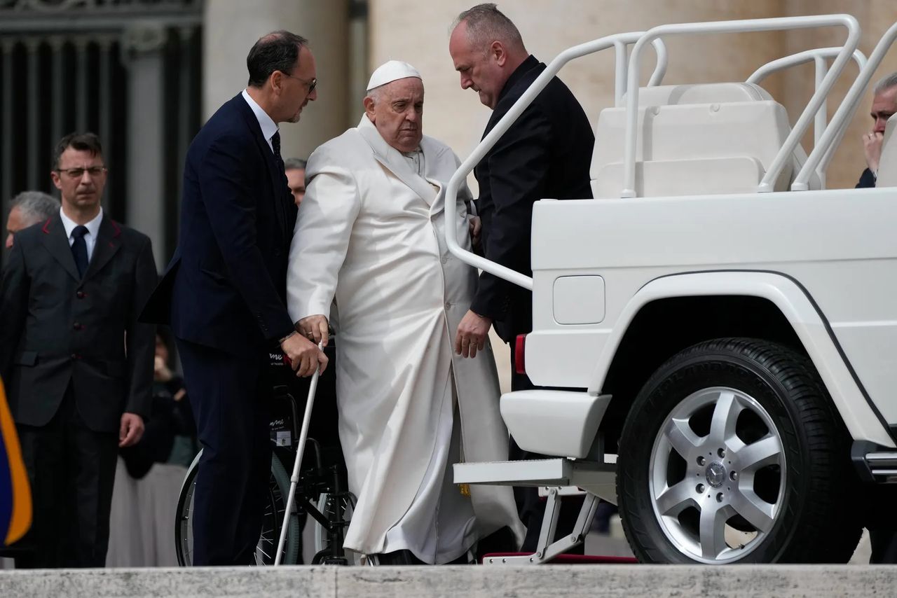 Paus Franciscus ontslagen uit ziekenhuis: ‘Ik leef nog steeds’ 
