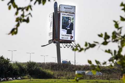 De 35 meter hoge reclamezuil van Frans Weekers langs de A73 bij Roermond. Foto NRC / Chris Keulen