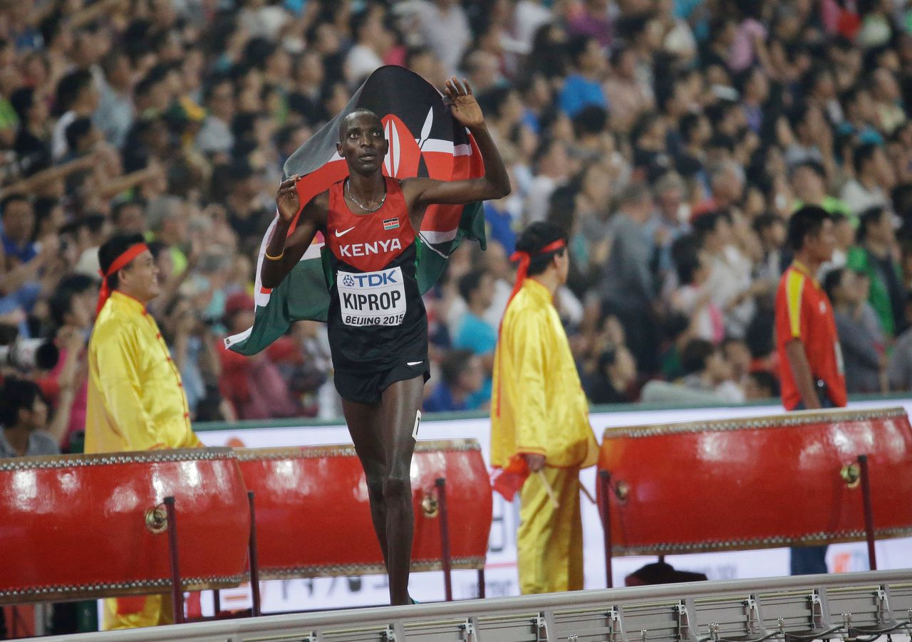 Asbel Kiprop viert zijn overwinning op de 1.500 meter tijdens de wereldkampioenschappen atletiek van 2015.