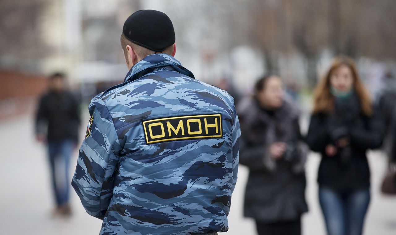Een Russische politieagent in Moskou.