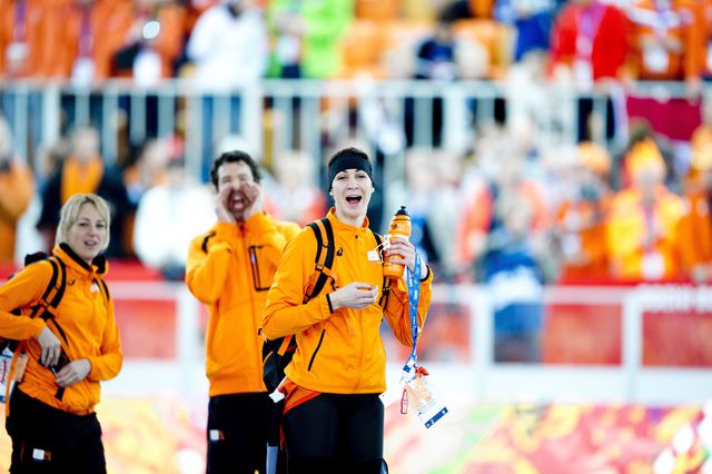 Margot Boer ziet dat ze de bronzen medaille heeft gewonnen op de 1.000 meter bij de Olympische Winterspelen van 2014 in Sotsji.