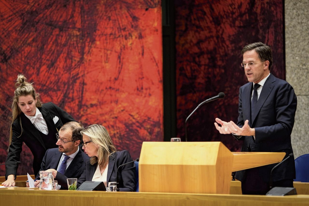 Premier Rutte legde voor het eerst in de Kamer verantwoording af over de Groningse bevingen. De ministers Wiebes en Ollongren waren ook aanwezig.