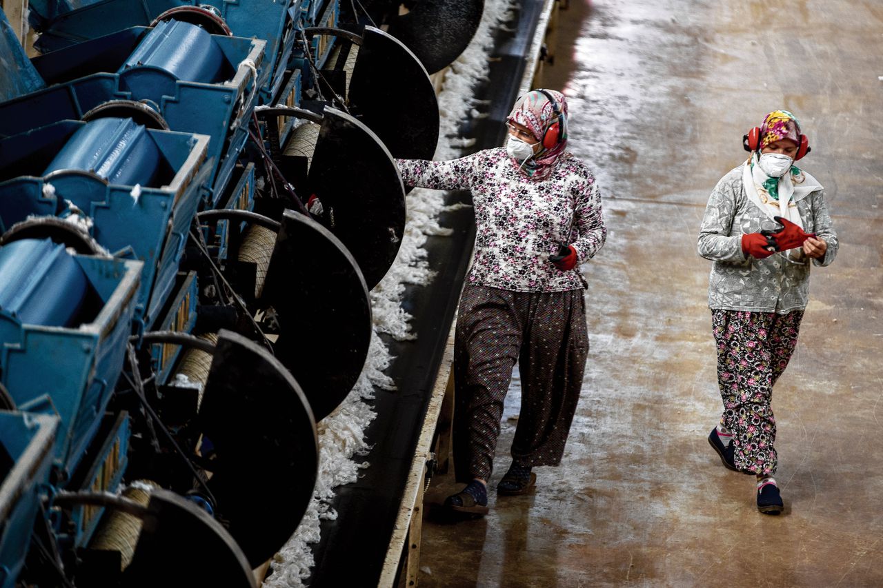 Twee vrouwen verwerken katoen in Antalya. De sterke prestaties van de Turkse economie worden gedragen door de maakindustrie.