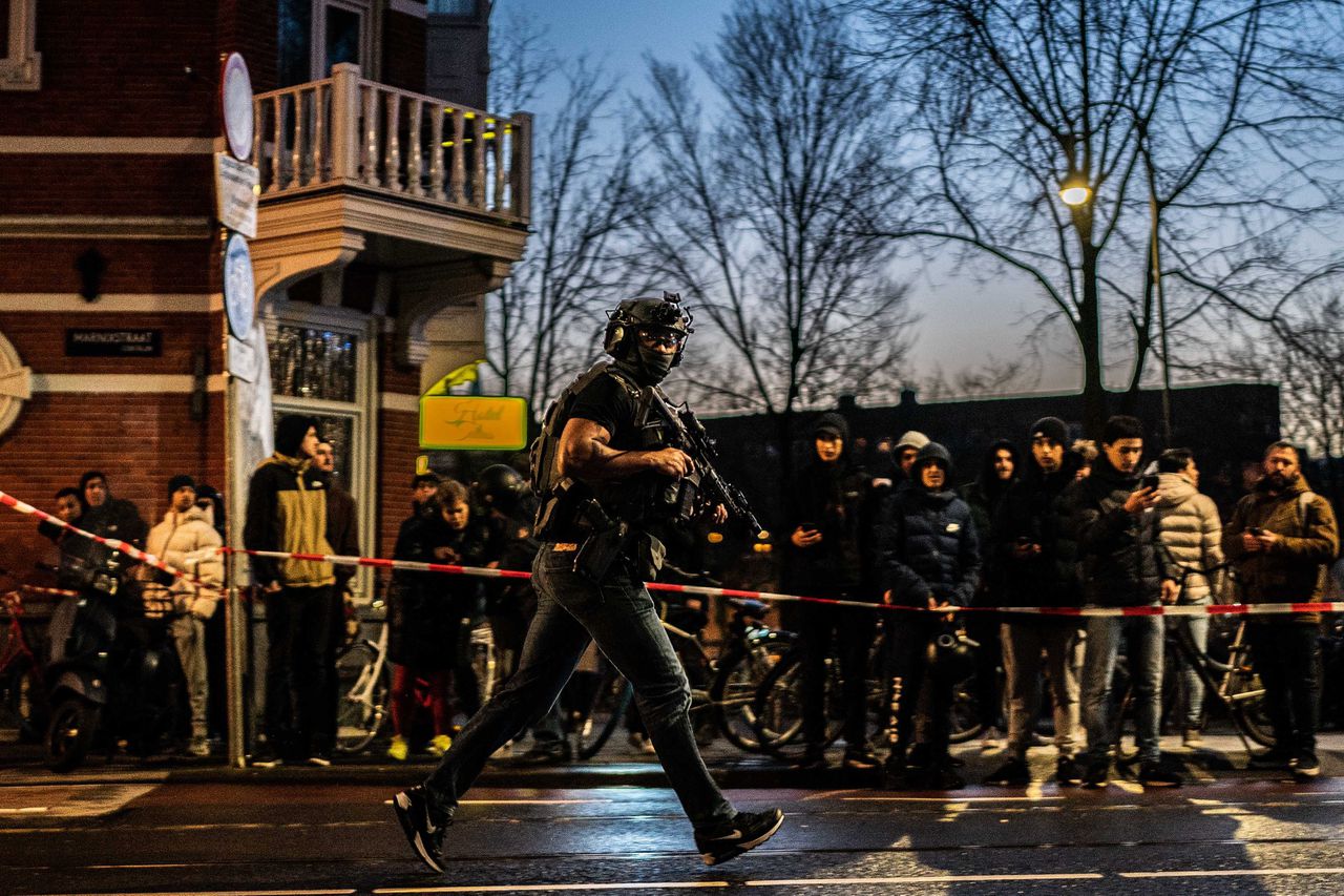 Massale politie-inzet op Leidseplein na mogelijke overval en gijzeling Apple Store 