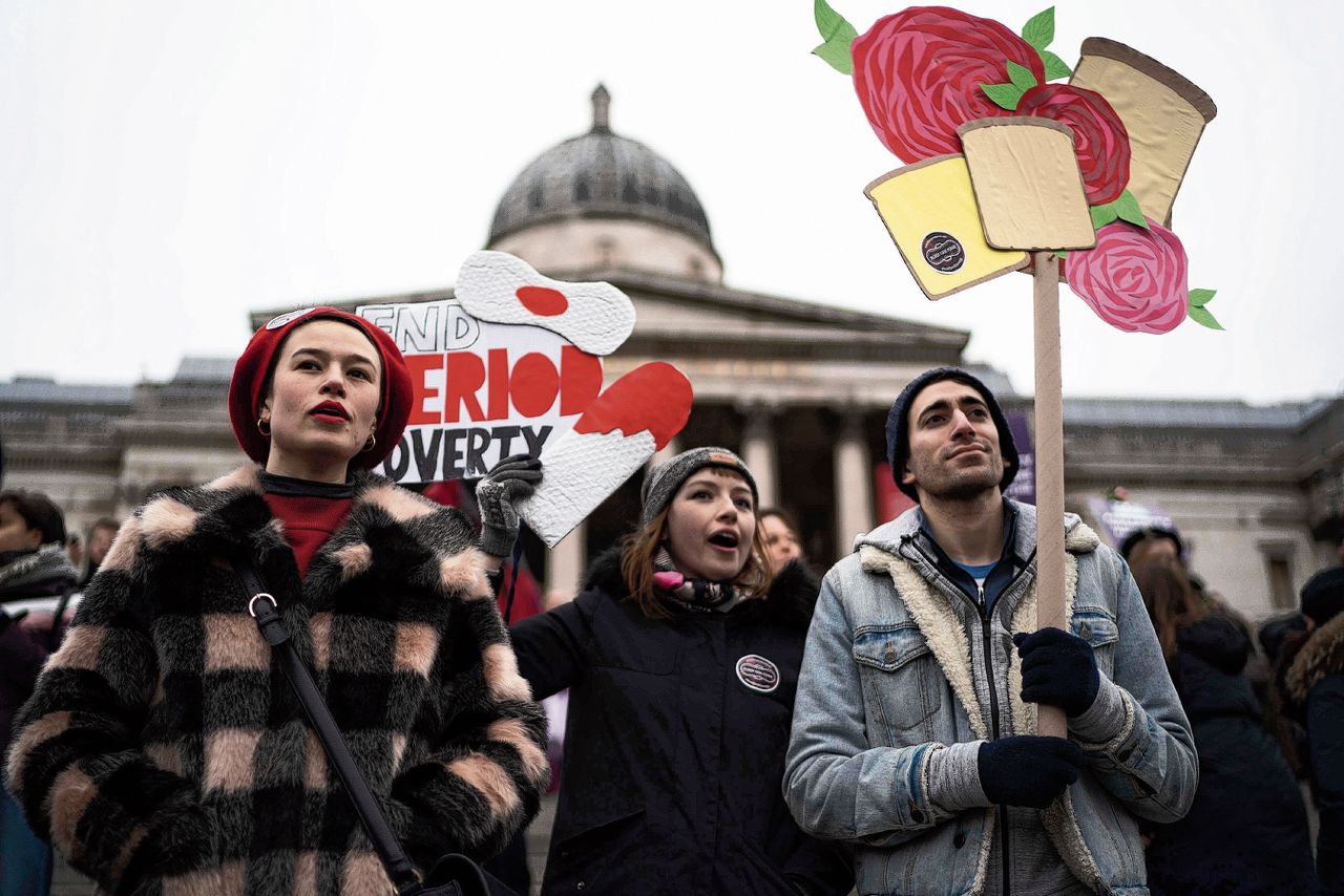 Deelnemers aan de vrouwenmars in Londen, in januari, pleiten voor gratis maandverband op scholen.