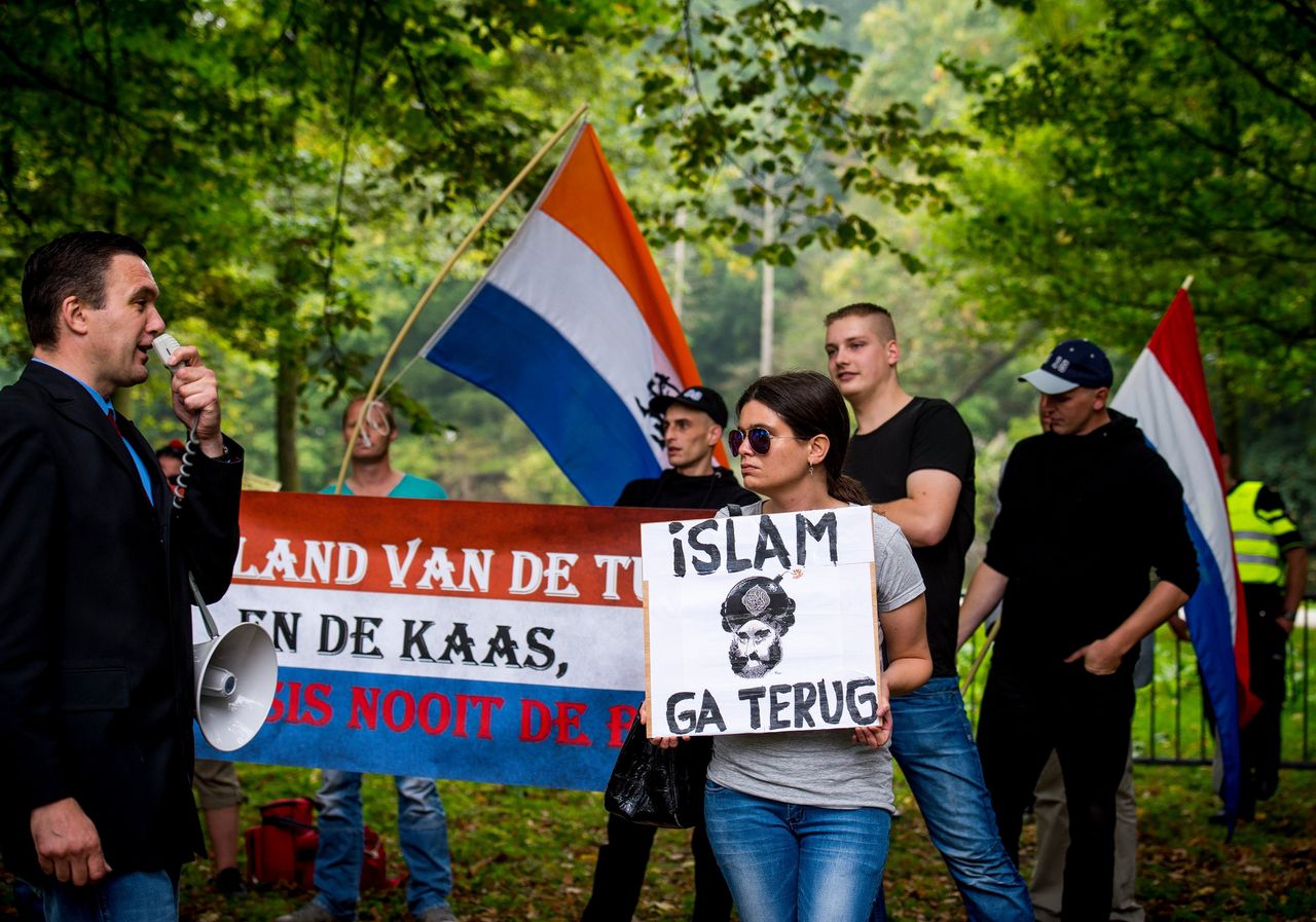 Een demonstratie van de Nederlandse Volks Unie in Den Haag, in 2014. Foto Marco de Swart