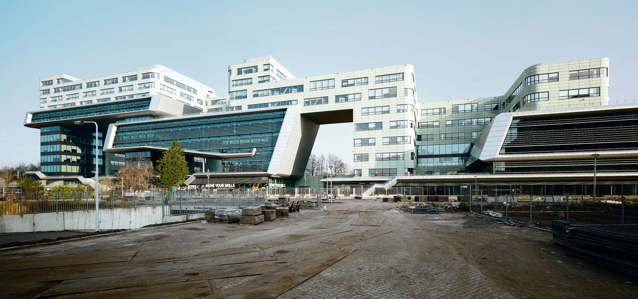 Het ROC-gebouw Lammenschans in Leiden ziet er van buiten futuristisch uit, maar aan de binnenkant is het pand afgeraffeld, zeggen betrokkenen. Hoe het verder gaat met de panden, is nog onduidelijk. Het ID College neemt ze niet over. Foto Walter Herfst
