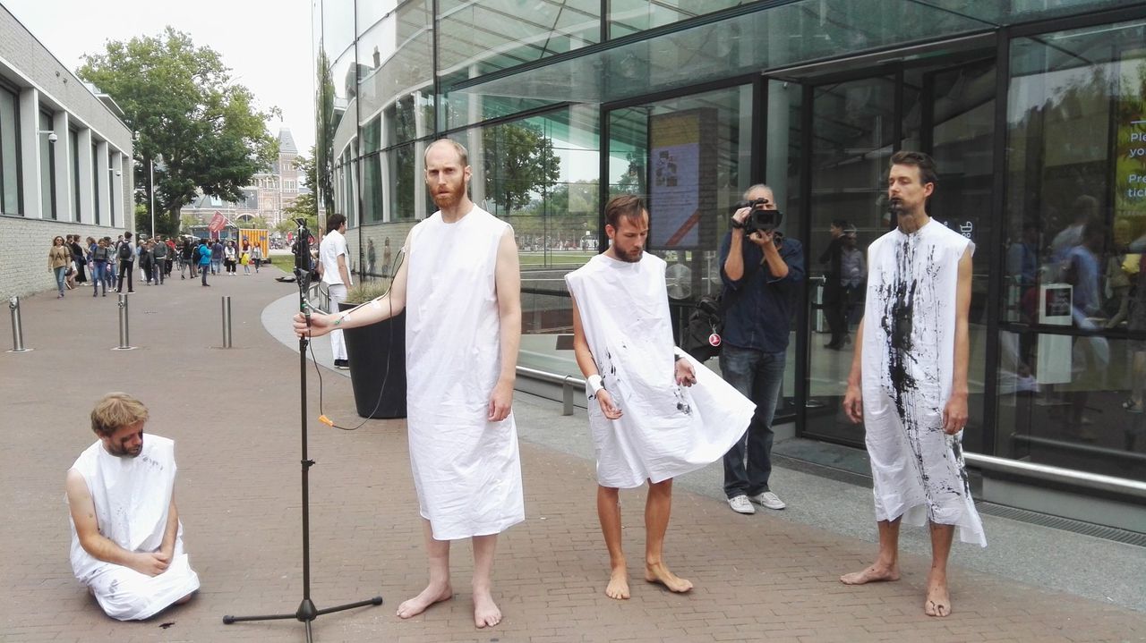 Actie van Fossil Free Culture bij het Van Gogh Museum gericht tegen Shell sponsoring