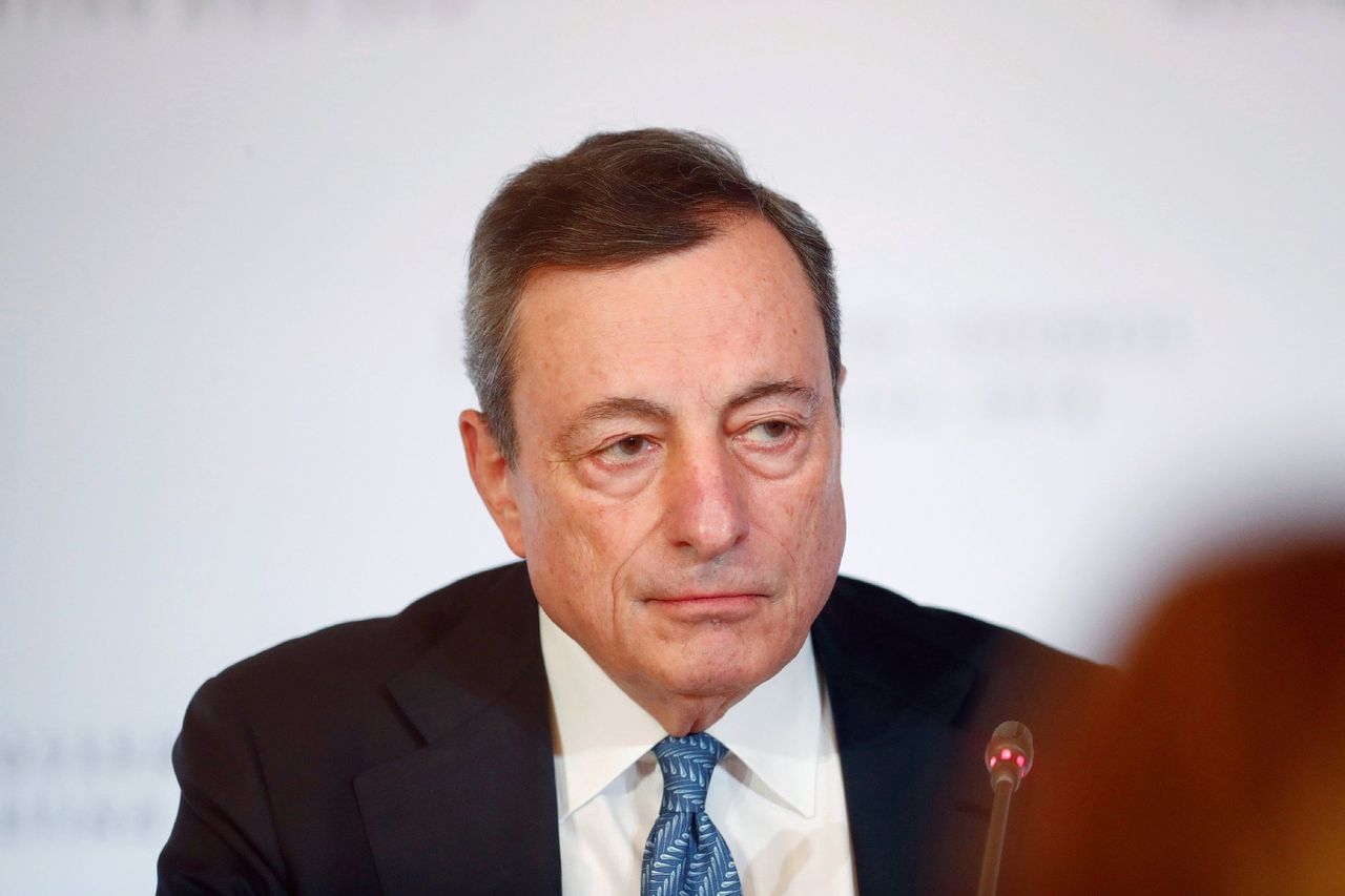 ECB-president Mario Draghi tijdens de persconferentie van donderdag 14 juni, waar hij aankondigt het aankopen van staatsobligaties binnenkort te staken.
