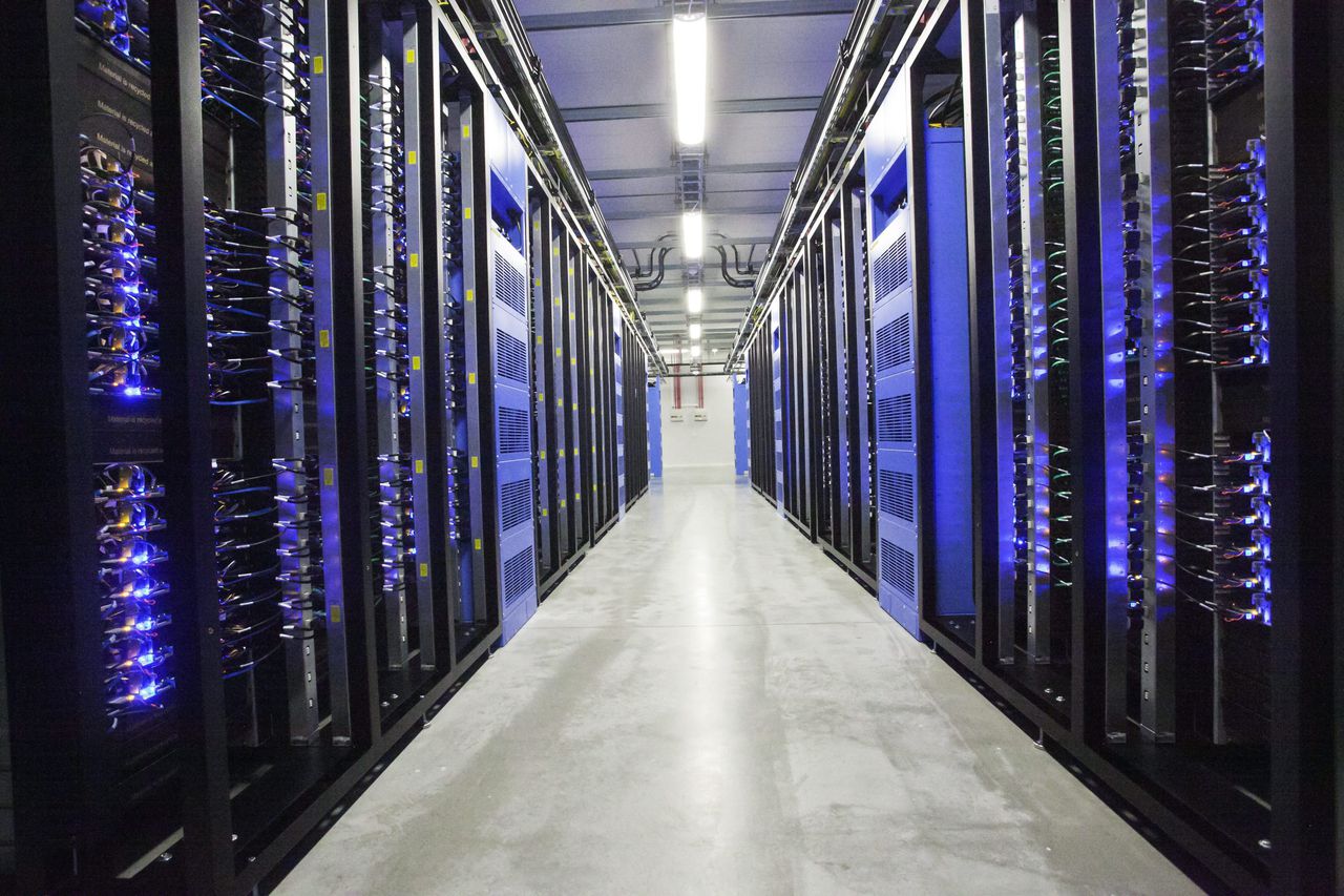 Servers in het 28.000 vierkante meter grote complex van Facebook in Zweden.
