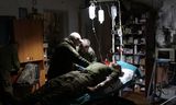 Un soldato ucraino ferito riceve cure in un centro medico nella regione di Bashmut. 