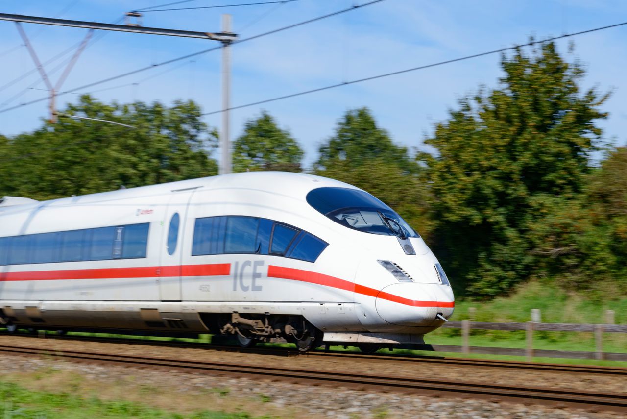Een ICE-trein op weg naar Duitsland op het traject Amsterdam-Arnhem. Ook deze route wordt onderzocht als mogelijke optie voor de trein Amsterdam-Berlijn.