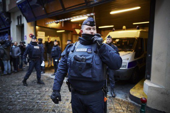 Politiemensen bewaken het gebouw van de Franse krant Libération na de aanslag op het satirische weekblad Charlie Hebdo.