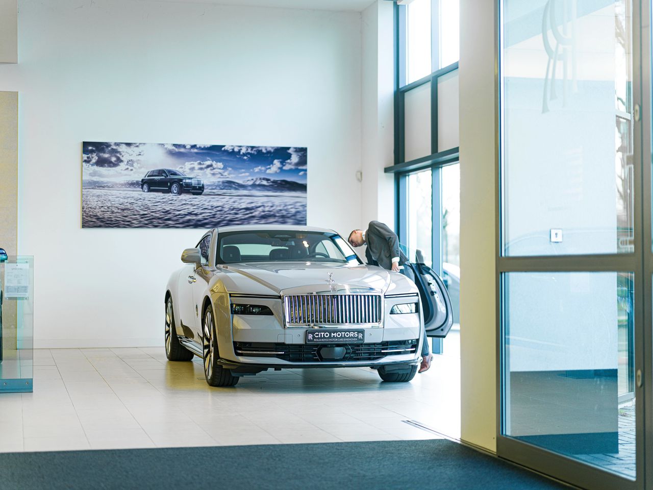 De eerste elektrische Rolls-Royce is een muisstille miljonairsbak 
